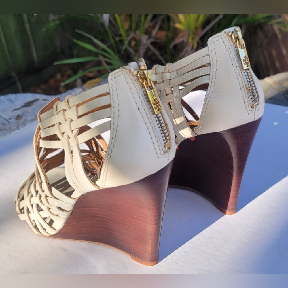 Tory Burch Wedges Shoe S 10 slightly off-white back zipper w/gold tone Logo - Picture 8 of 9